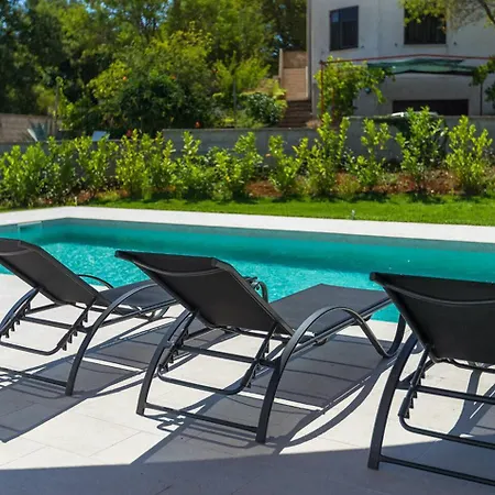 Βίλα Lia For 6 People Near Pula With Children Playground And Private Pool *